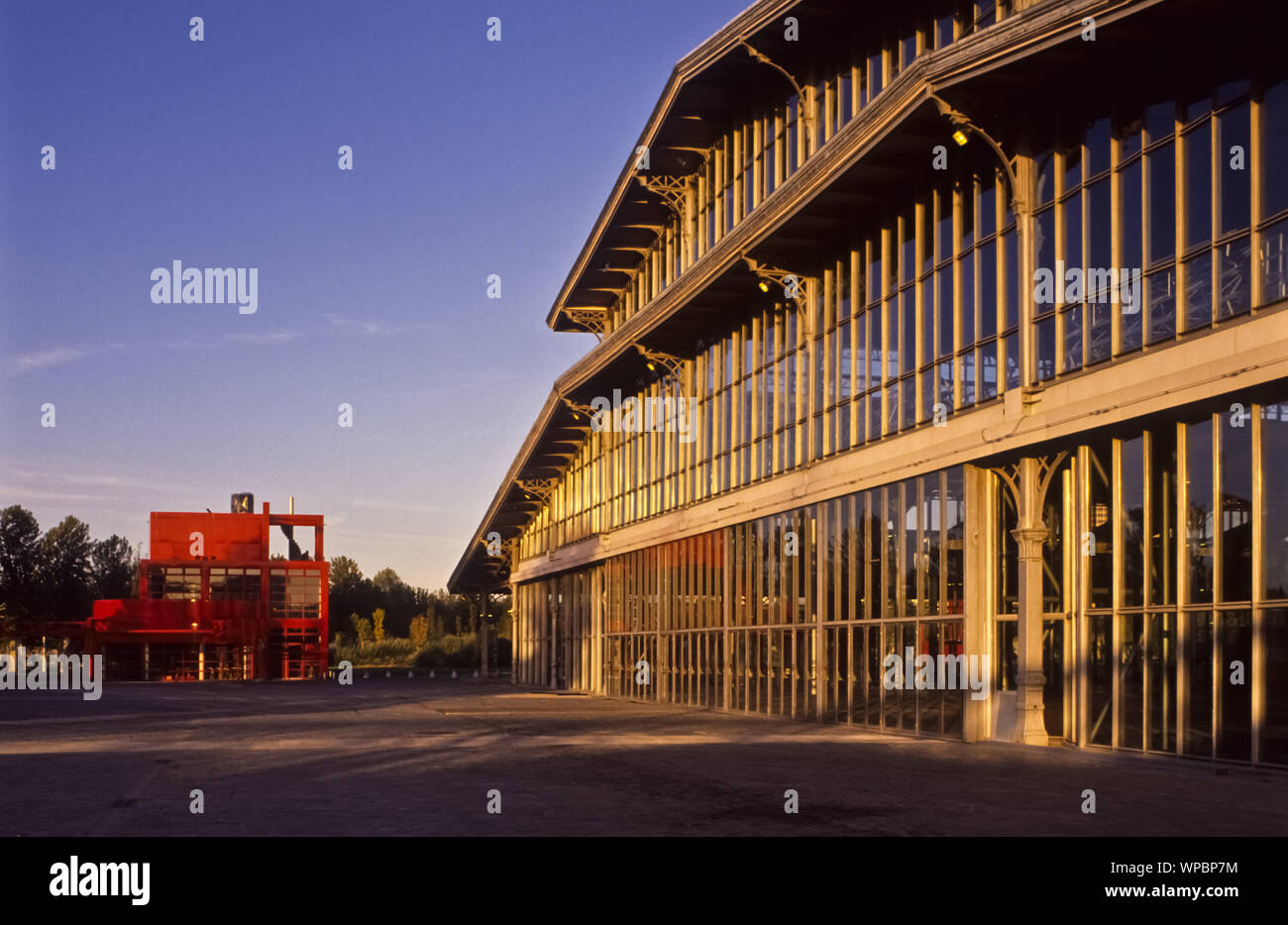 Der Parc de la Villette ist der größte Park und die zweitgrößte Grünfläche von Paris. Er liegt im 19. Arrondissement und wird vom Canal de l'Ourcq dur Foto Stock