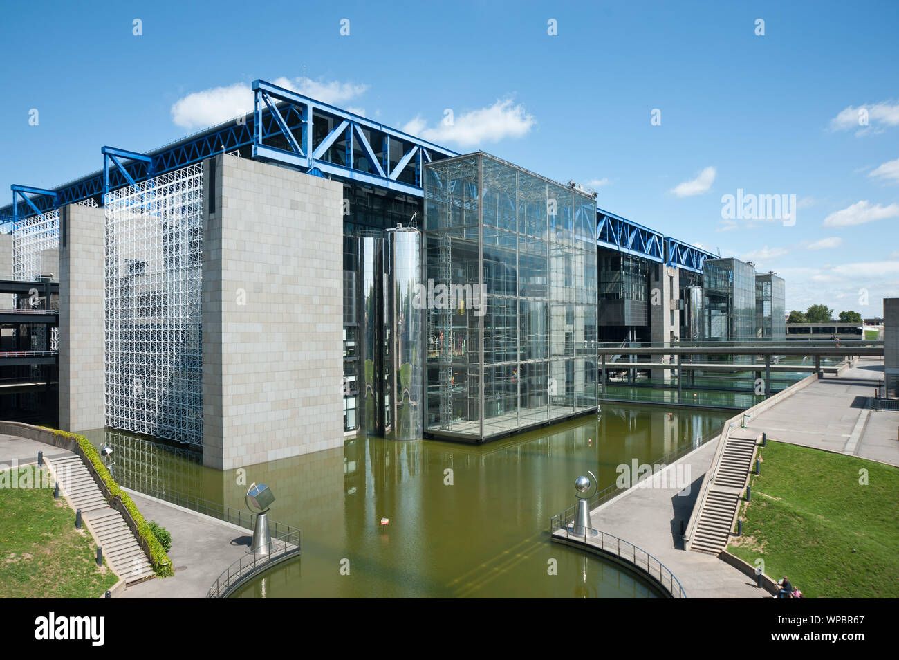 Die Cité des sciences et de l'industrie (dt.: Stadt der Wissenschaften und der Industrie) dominiert den nördlichen Teil des Parc de la Villette im 19. Foto Stock