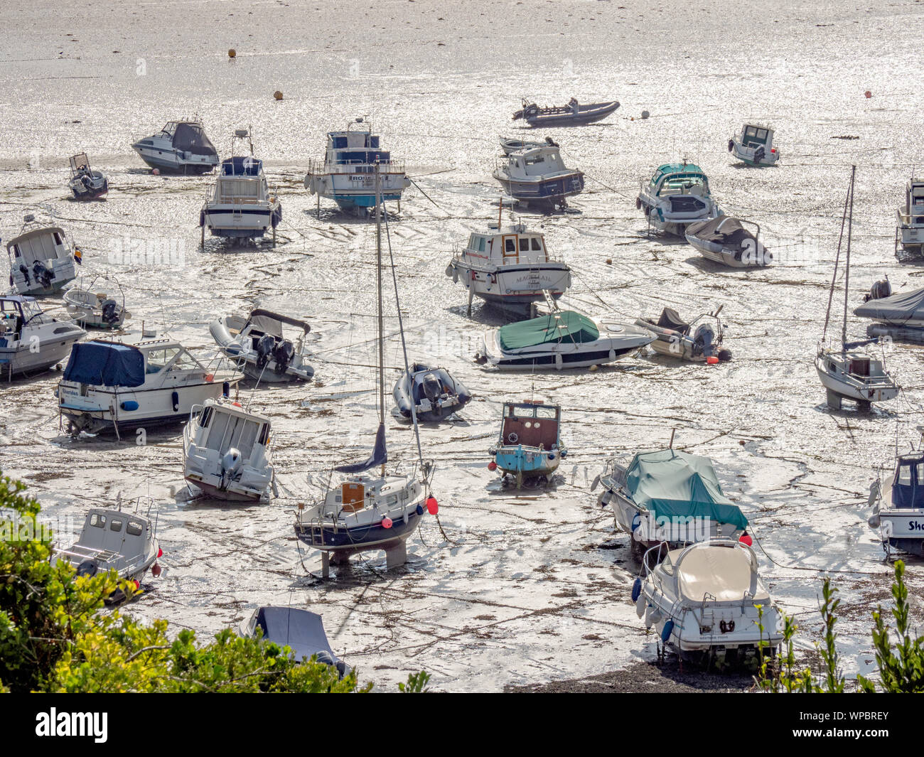 Barche a bassa marea a Gorey Bay, Gorey, Jersey, Isole del Canale. Foto Stock