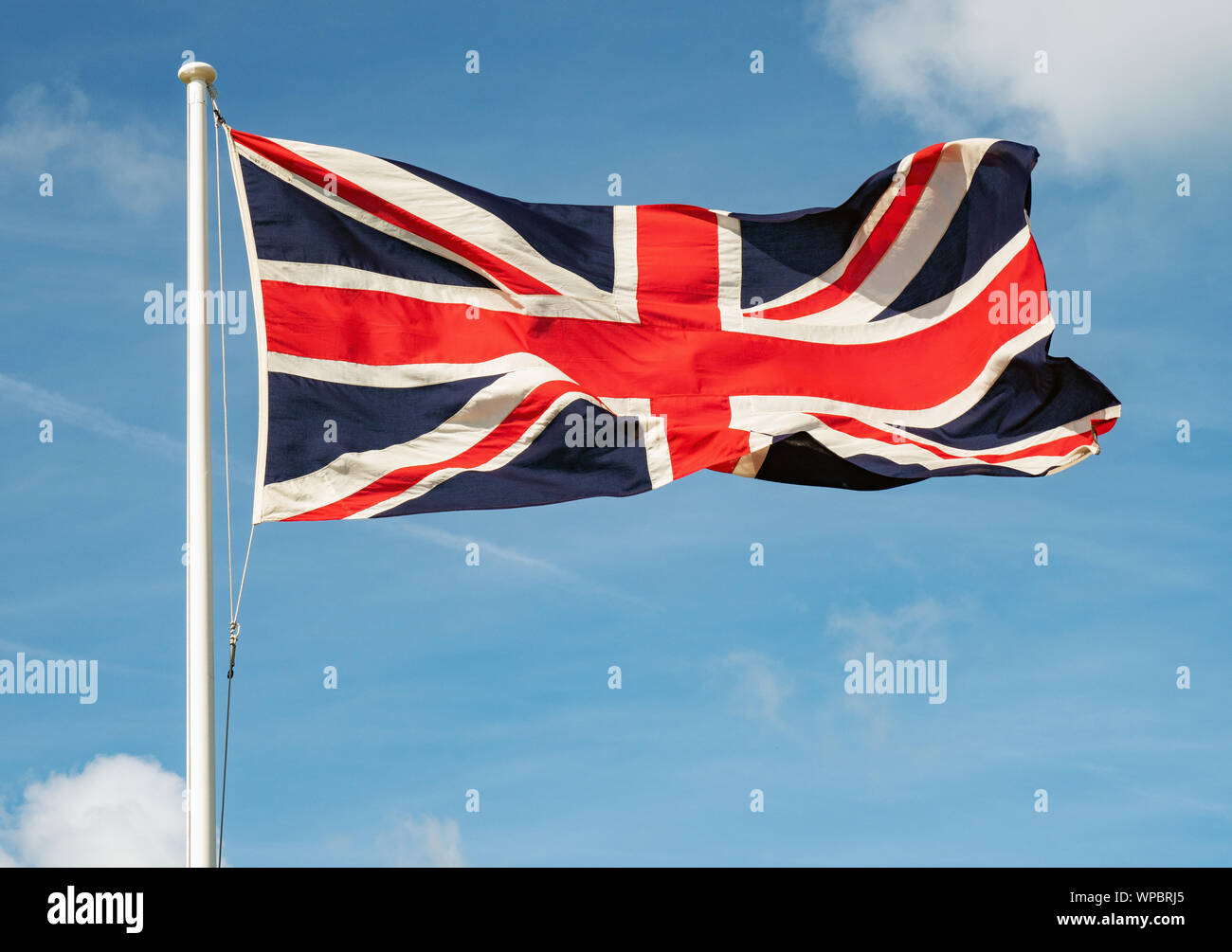 Un Union Jack flag battenti nel vento al Castello di Mont Orgueil, Gorey, Jersey, Isole del Canale. Foto Stock