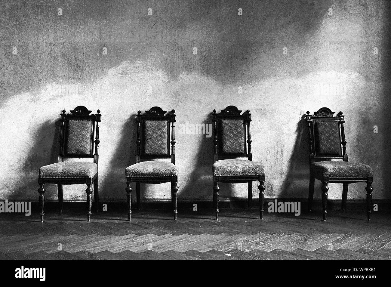 4 poltrone abbandonate in camera in bianco e nero Foto Stock