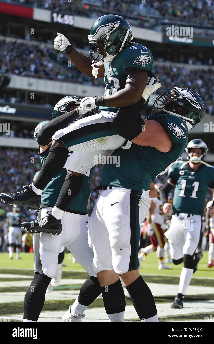 Philadelphia, Stati Uniti. 08 Sep, 2019. Philadelphia Eagles running back Darren Sproles (43) è sollevato in aria da affrontare offensivo Lane Johnson (65) e serrato end Dallas Goedert (88) Dopo Sproles ha segnato una conversione da due punti durante la seconda metà al Lincoln Financial Field di Philadelphia il 7 settembre 8, 2019. Gli Eagles ha vinto 32-27. Foto di Derik Hamilton/UPI Credito: UPI/Alamy Live News Foto Stock