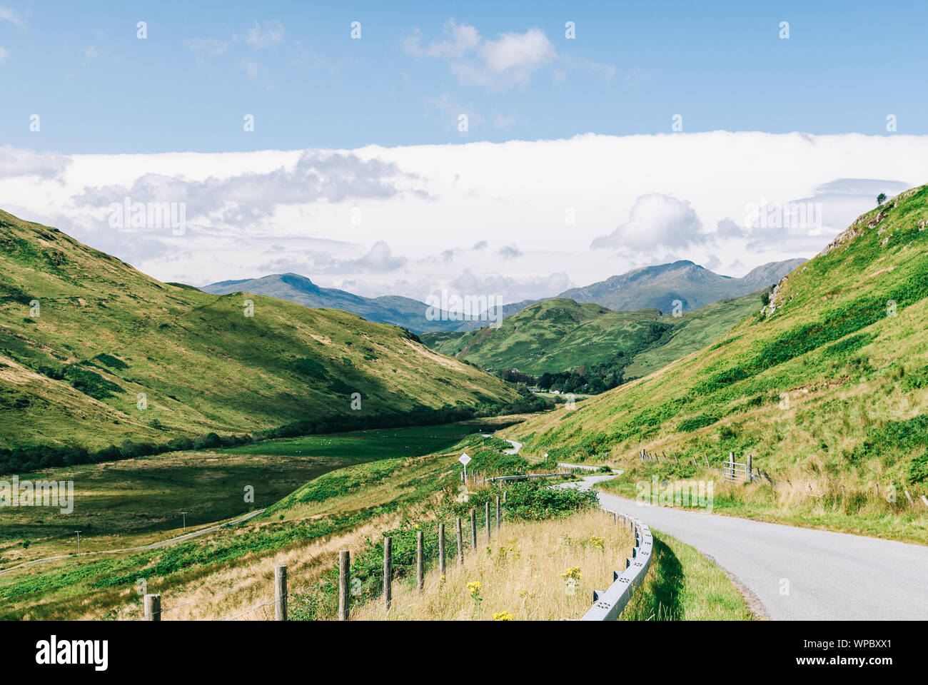 Strada stretta con curve tra i monti Foto Stock