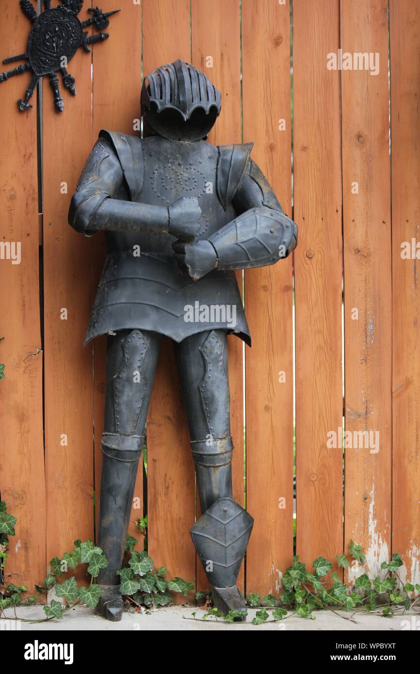 Tuta di armor in piedi sul display al Bristol Renaissance Faire, feire, feyre, faire e fayre, Mittelaltermarkt, Mercats Medievals. Foto Stock