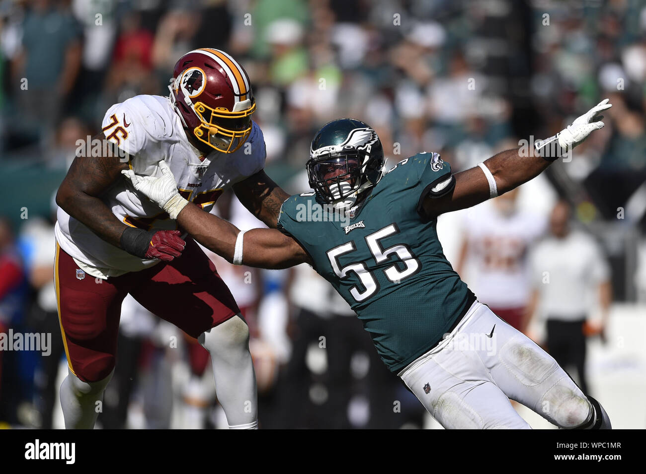 Philadelphia, Stati Uniti. 08 Sep, 2019. Philadelphia Eagles difensivo fine Brandon Graham (55) precipita il bordo passato Washington Redskins offensivo affrontare Morgan Mosè (76) durante la seconda metà al Lincoln Financial Field di Philadelphia il 7 settembre 8, 2019. Gli Eagles ha vinto 32-27. Foto di Derik Hamilton/UPI Credito: UPI/Alamy Live News Foto Stock