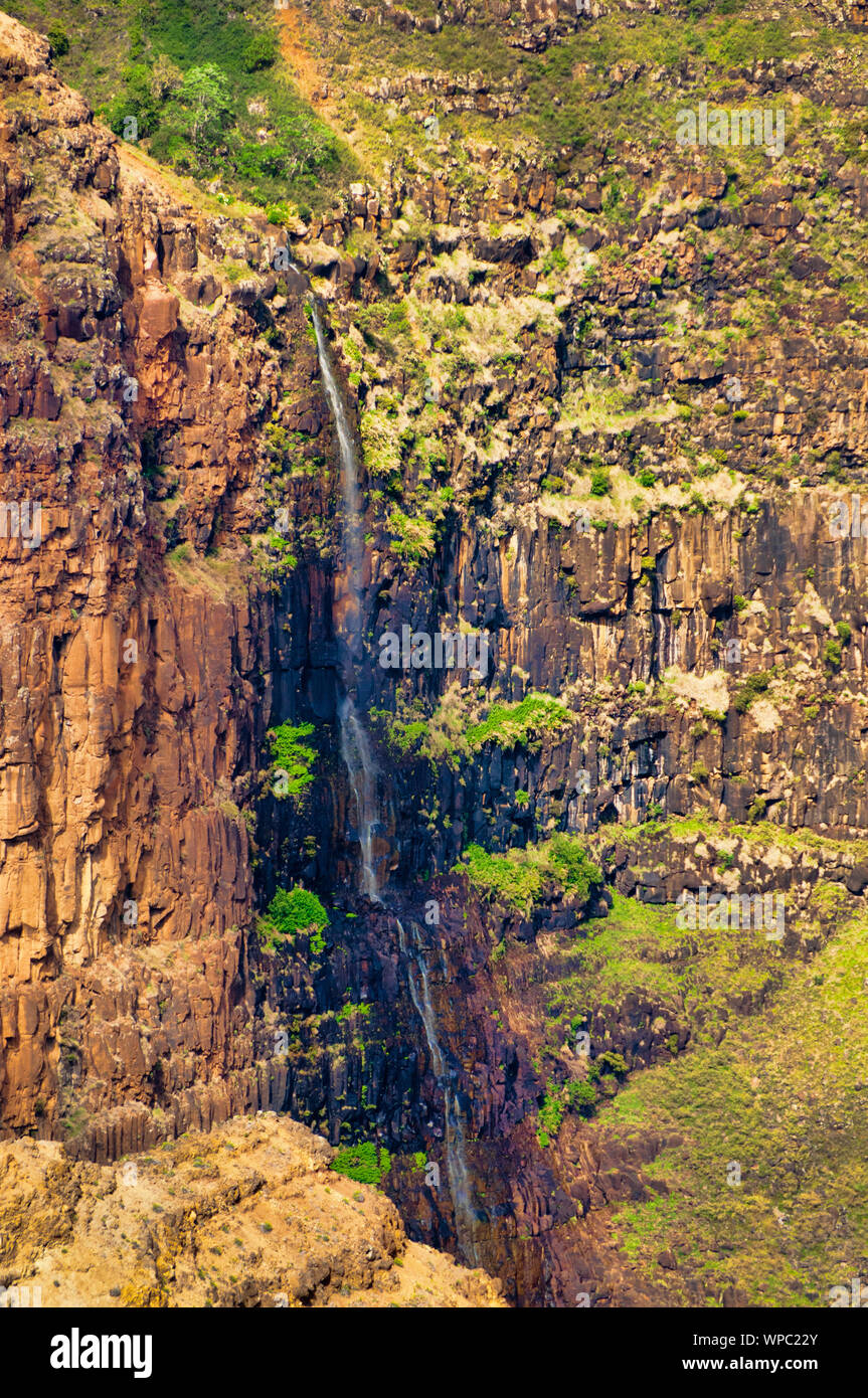 Guarda il Waimea Falls a Waimea Canyon State Park sull'isola di Kauai, Hawaii, USA, soprannominato il Grand Canyon del Pacifico. Foto Stock