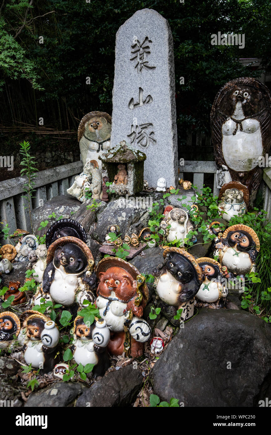 Tanuki Badger a Yashima-ji - Tanuki è la parola giapponese per un procione. Queste creature sono state rappresentate in giapponese del folklore per centinaia di Foto Stock