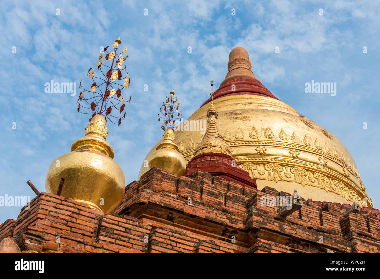 Ampio angolo di immagine della parte superiore della antica buddista Pagoda Dhammayazika durante il cielo blu giorno, punto di riferimento di Bagan in Myanmar Foto Stock
