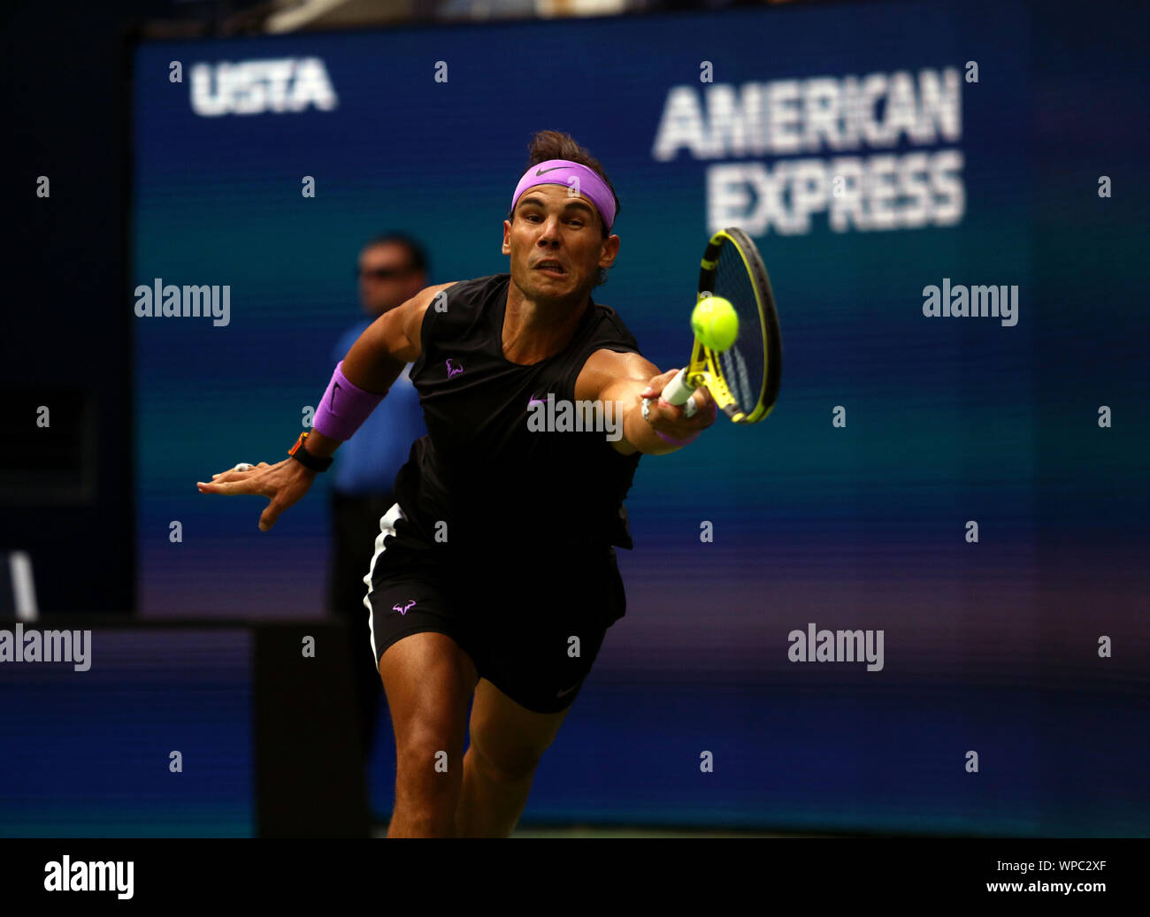 Flushing Meadows, New York, Stati Uniti - 8 settembre, 2019. Rafael Nadal di Spagna in azione contro il russo Daniil Medvedev negli uomini finale agli US Open di oggi. Credito: Adam Stoltman/Alamy Live News Foto Stock