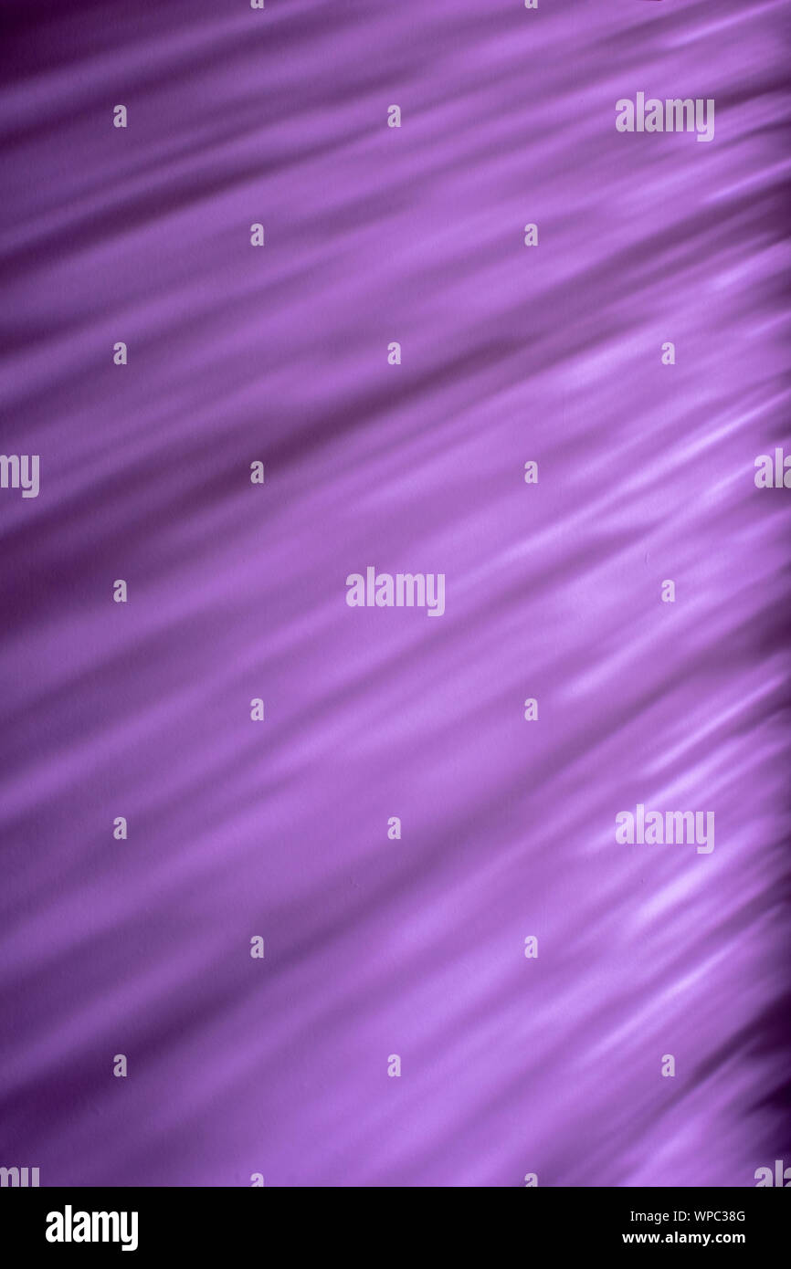 La luce riflessa su di una parete e di colore viola Foto Stock