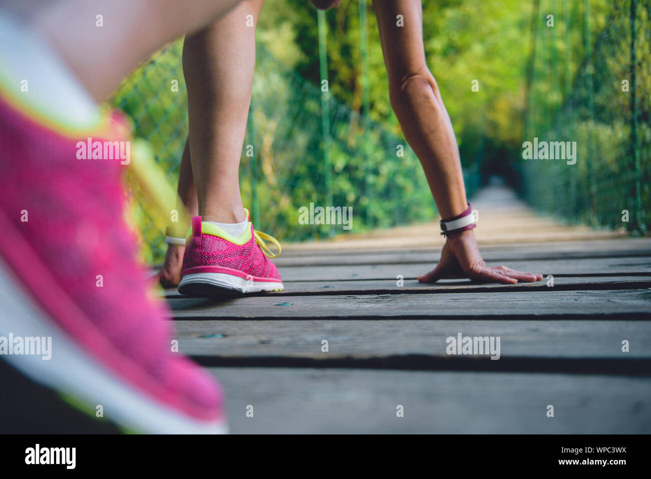 Le donne si preparano a eseguire Foto Stock