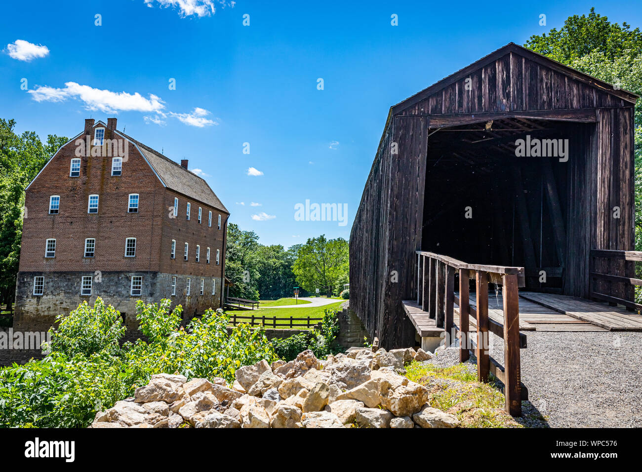 Il Bollinger Mill sito storico dello stato è uno stato di proprietà preservare un mulino e il ponte coperto che pre-data la Guerra Civile Americana in Burfordv Foto Stock