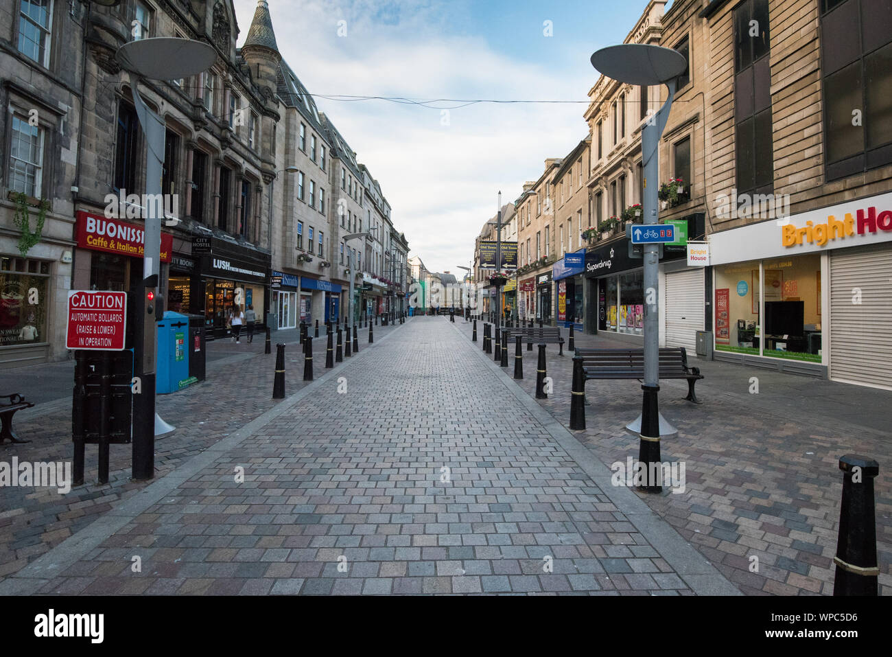 Zona Padestrian con cubblestones a Inverness, North-Scotland Foto Stock