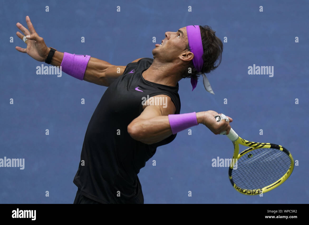 Rafael Nadal, di Spagna, serve a Daniil Medvedev, della Russia, nei loro uomini gara di campionato al 2019 US Open Tennis campionati a USTA Billie Jean King National Tennis Center di Domenica, 8 settembre 2019 a New York City. Foto di Ray Stubblebine/UPI Foto Stock