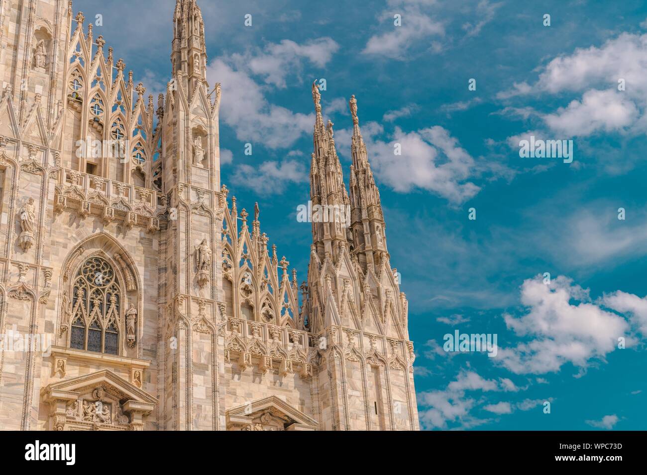 Duomo di Milano i dettagli dell'arte. Chiesa Cattedrale di Milano, lombardia, italia. Dedicata alla natività di Maria st. Pulire il cielo blu. Foto Stock