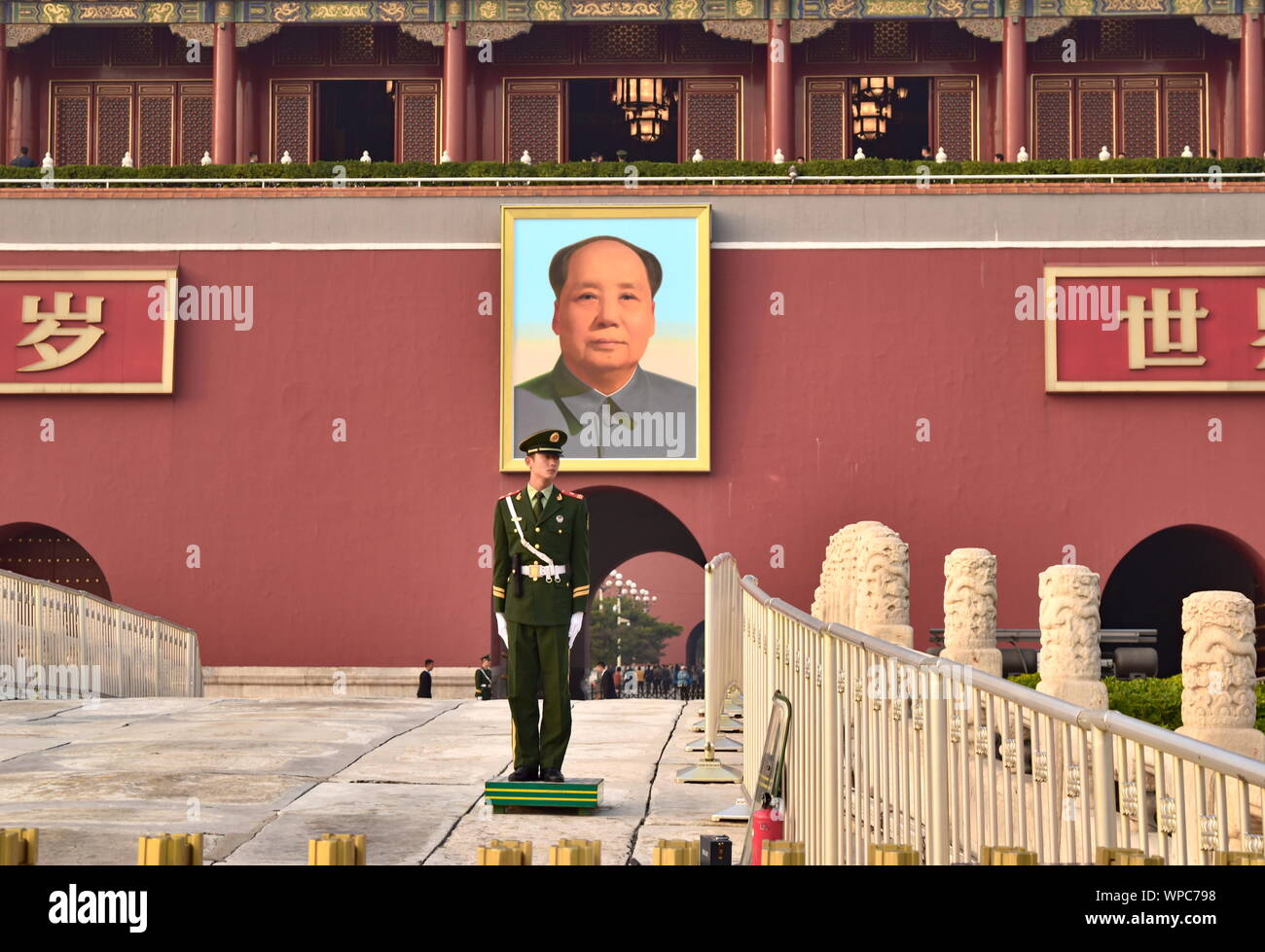 Porta di Tiananmen la polizia cinese guard dal famoso Mao Zedong ritratto, Pechino, Cina Foto Stock