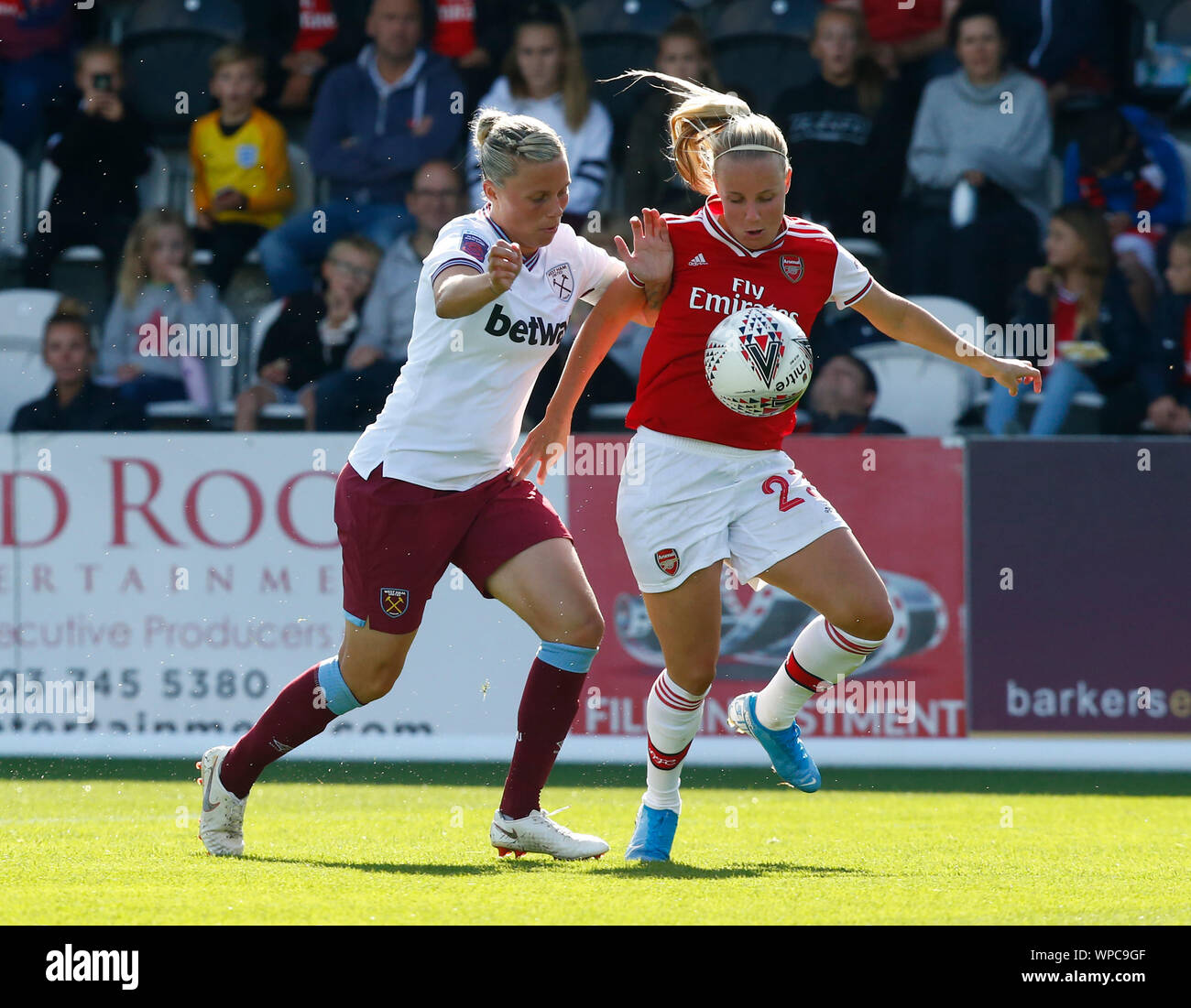 BOREHAMWOOD, Inghilterra - Settembre 08: Beth Mead di Arsenal sotto pressione da Gilly Flaherty del West Ham United WFC durante la Barclay FA DONNA Super Foto Stock