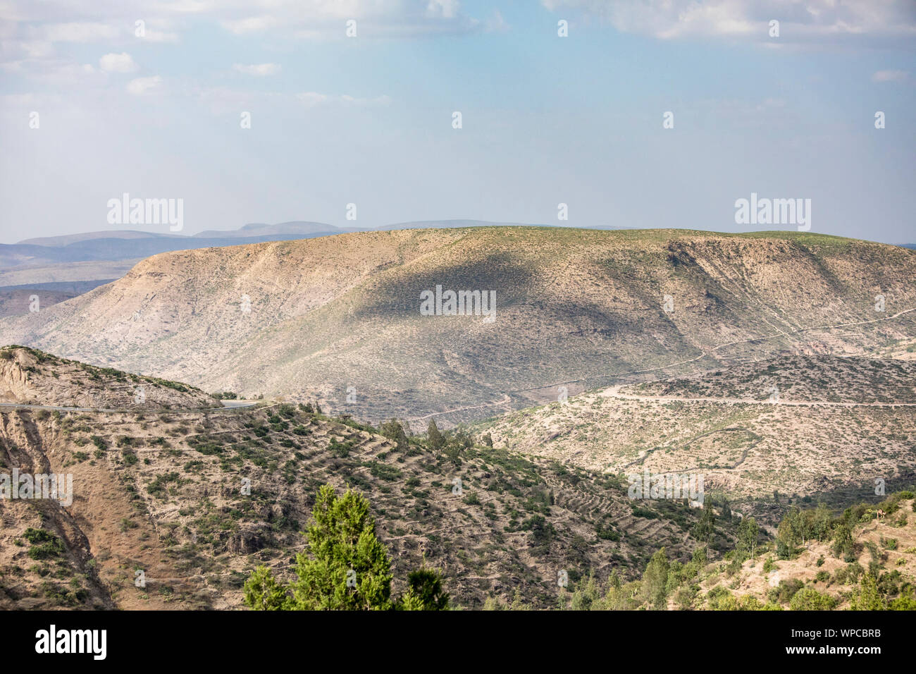 Bassa vista aerea del deserto e delle montagne di Etiopia orientale vicino la Somalia e la città di Harar. Foto Stock