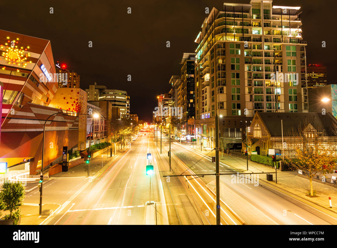 Le ore notturne in città con Traffico in movimento - Adelaide - Australia Foto Stock