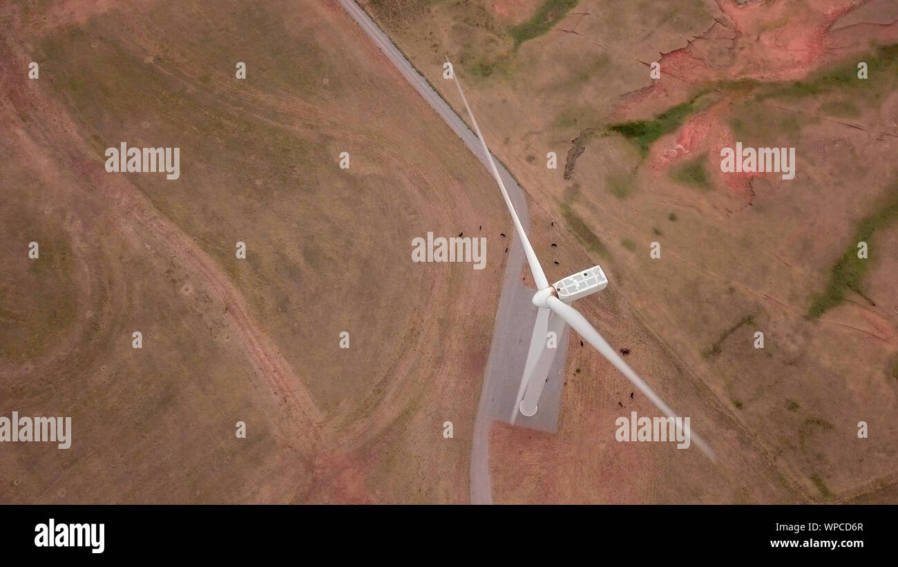 Antenna vista aerea della turbina eolica sulla pianura di Oklahoma, Stati Uniti d'America. Foto Stock