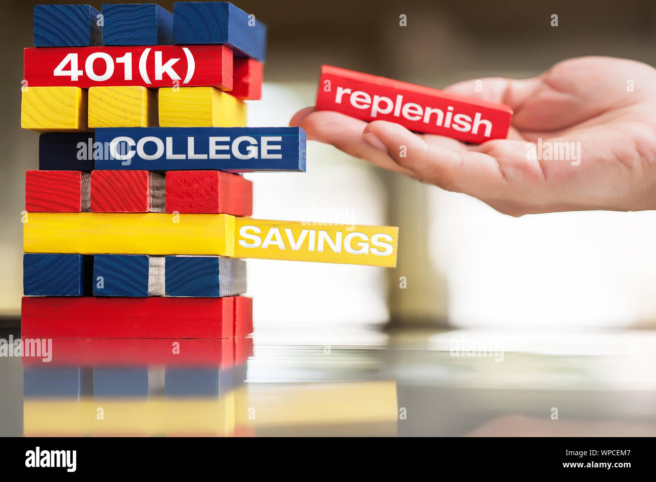 Una persona pronta a rifornire il denaro prelevato da un conto di risparmio, college fund e a 401k piano di pensionamento. Foto Stock