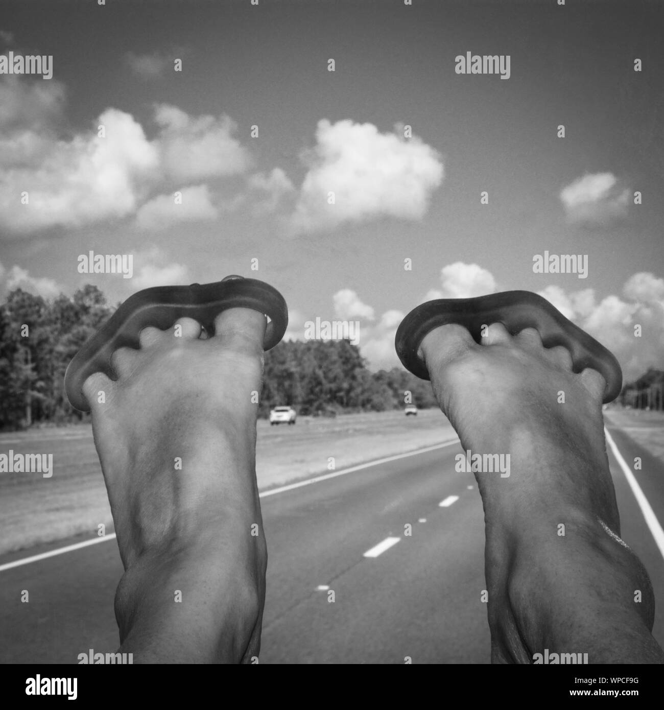 POV, Silicone yoga dita realizzati per separare e stirando le dita dei piedi sono grandi per i passeggeri che viaggiano in un RV, andando verso il basso di un'autostrada della Florida negli Stati Uniti Foto Stock