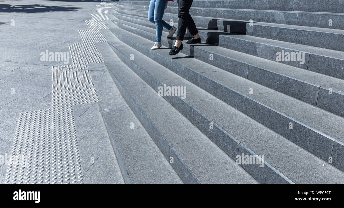 Abstract di persone scendendo alcuni gradini Foto Stock