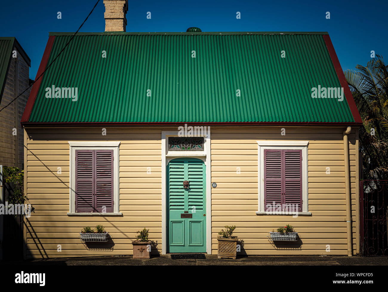 Un simpatico su un unico piano in legno casa weatherboard nella periferia interna di Balmain, Sydney Foto Stock
