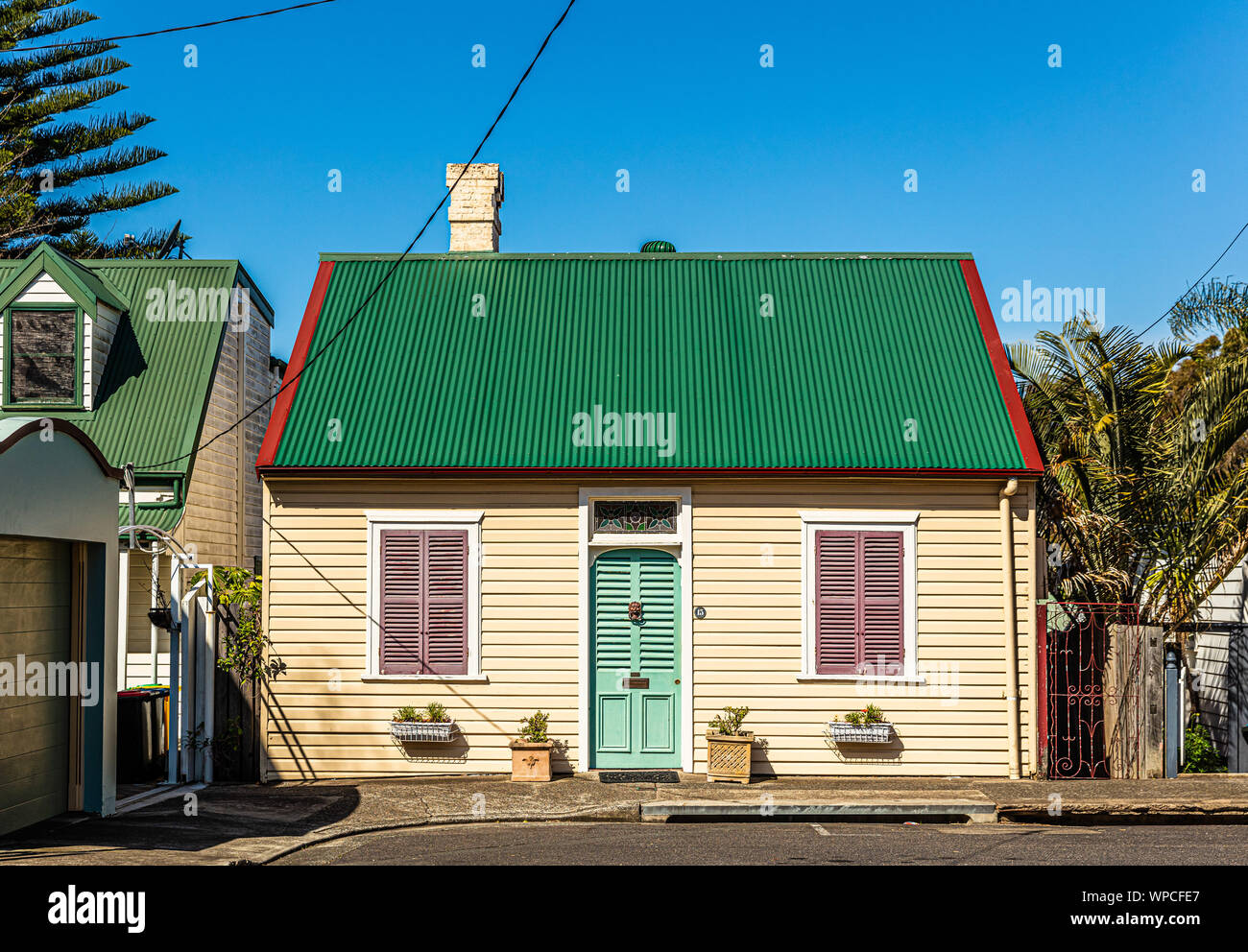 Un simpatico su un unico piano in legno casa weatherboard nella periferia interna di Balmain, Sydney Foto Stock