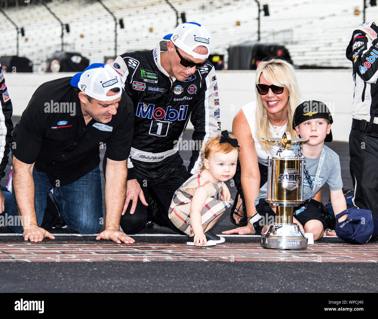 Indianapolis, Stati Uniti. 08 Sep, 2019. Il proprietario del team Tony Stewart (l a r), gara vincitore Kevin Harvick, Piper, DeLana e Keelan Harvick preparare a baciare i mattoni dopo Kevin la vittoria nel 2019 la grande macchina Vodka 400 alla fornace, al Motor Speedway di Indianapolis, domenica 8 settembre 2019 in Indianapolis, Indiana. Foto di Edwin Locke/UPI Credito: UPI/Alamy Live News Foto Stock