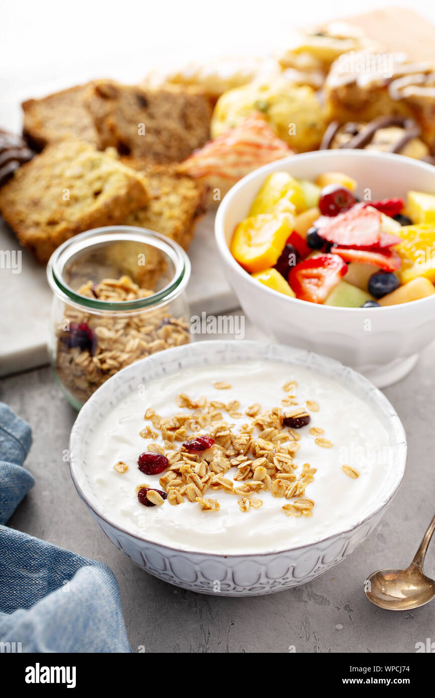Tavolo per la colazione con muesli, yogurt e frutta Foto Stock