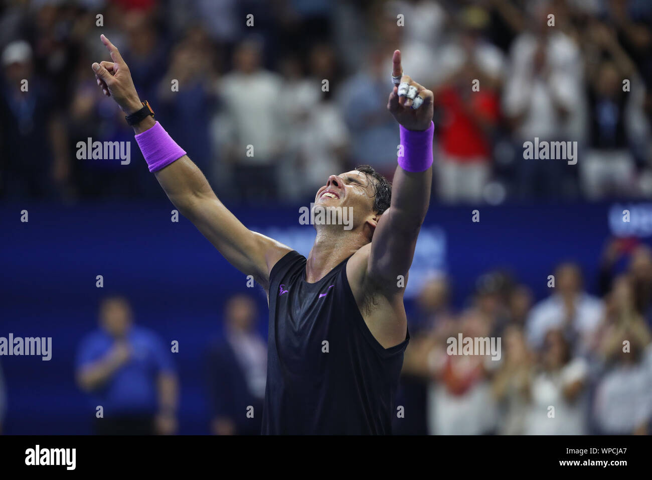 New York, Stati Uniti. 08 Sep, 2019. Flushing Meadows, New York, Stati Uniti - 8 settembre, 2019. Rafael Nadal di Spagna è superare con emozione dopo aver sconfitto il russo Daniil Medvedev in uomini della finale a vincere gli US Open di oggi. Credito: Adam Stoltman/Alamy Live News Foto Stock