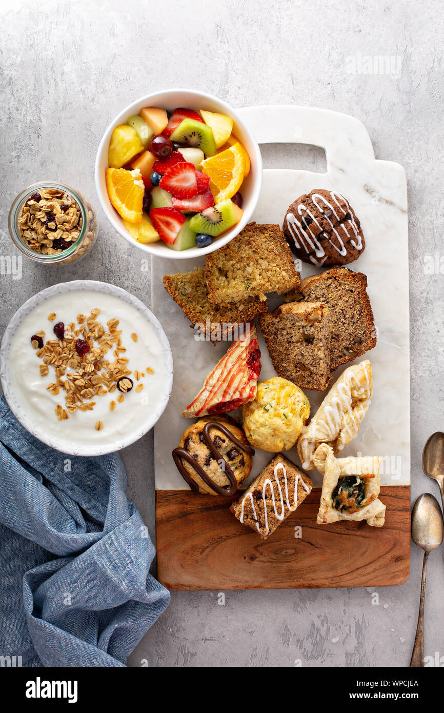 Tavolo per la colazione con muesli, yogurt e frutta Foto Stock