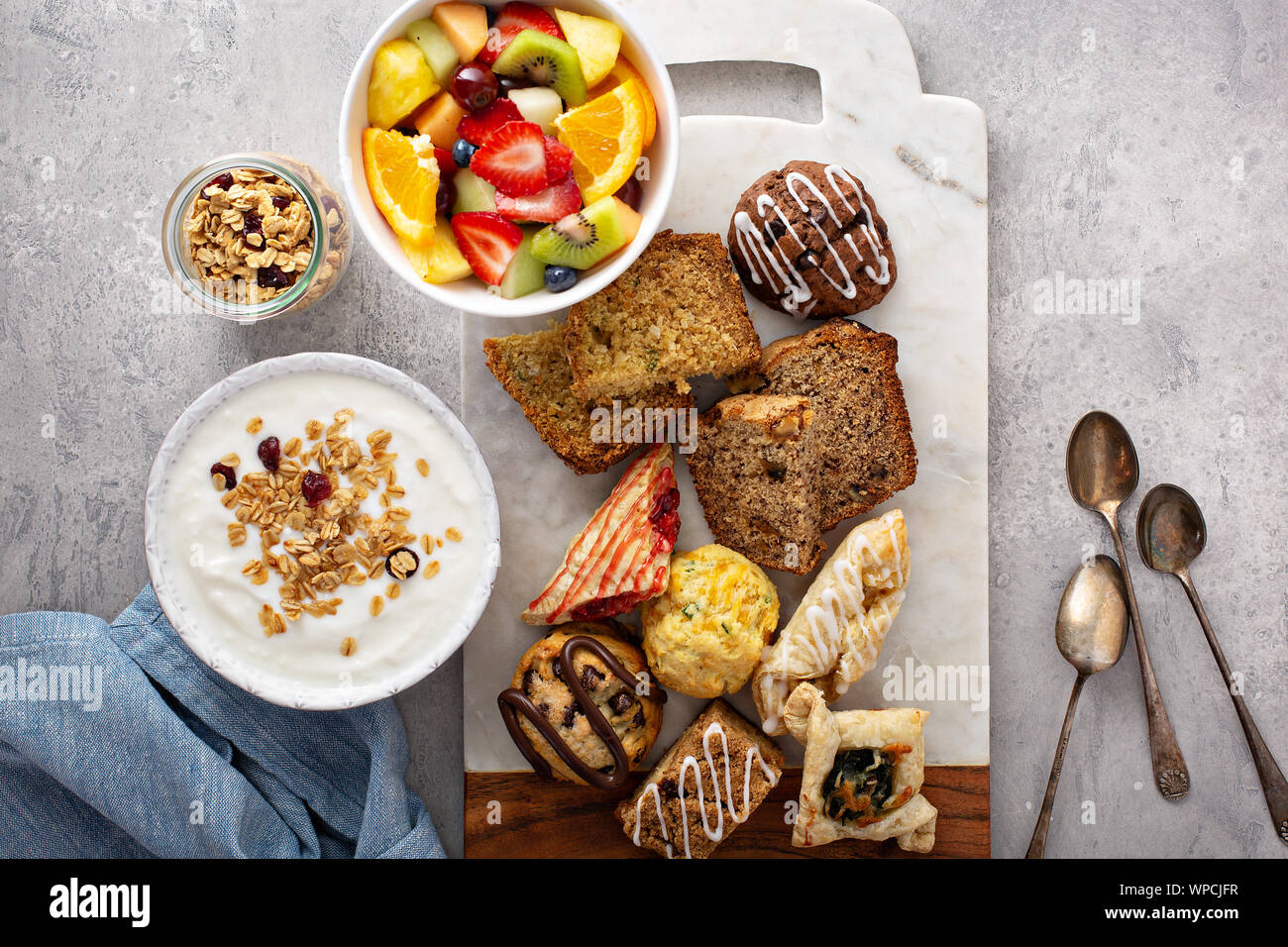 Tavolo per la colazione con muesli, yogurt e frutta Foto Stock