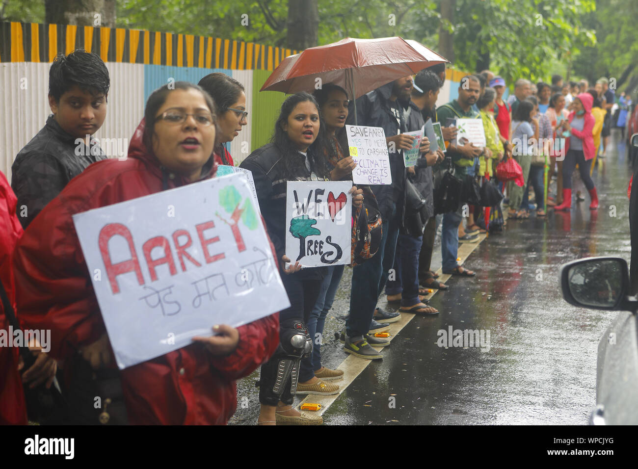 Mumbai, Maharashtra. 8 Sep, 2019. 08 Sett 2019 - Mumbai - India.nonostante un pesante acquazzone di piogge Mumbai residenti provengono a protestare contro la distruzione della foresta Aarey in Mumbai come pure la foresta amazzonica in Brasile.Il governo ha proposto di tagliare verso il basso 2700 alberi per fare la strada per raggiungere la metropolitana capannone auto nella Aarey area forestale di Mumbai.I residenti termine questo come un tentativo di land grab & un progetto di distruzione della foresta Aarey che è casa di 9 leopardi & Wildlife & 500 migliaia di alberi. Credito: Subhash Sharma/ZUMA filo/Alamy Live News Foto Stock