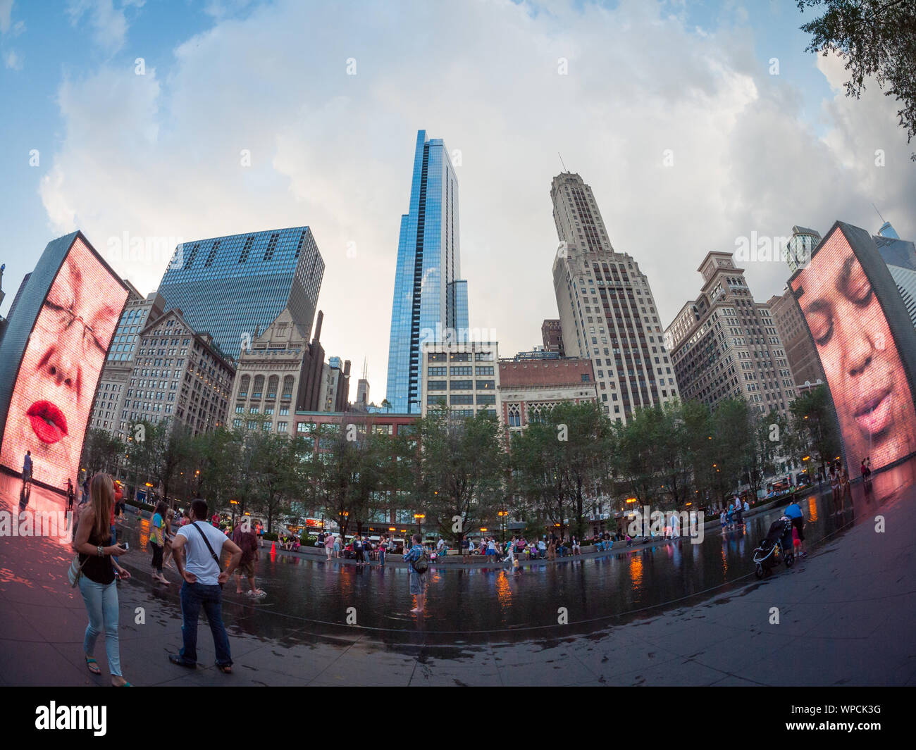 Un angolo ampio, Vista fisheye di Jaume da Plensa a popolare la fontana di corona il lavoro di arte pubblica in Millennium Park di Chicago, Illinois. Foto Stock