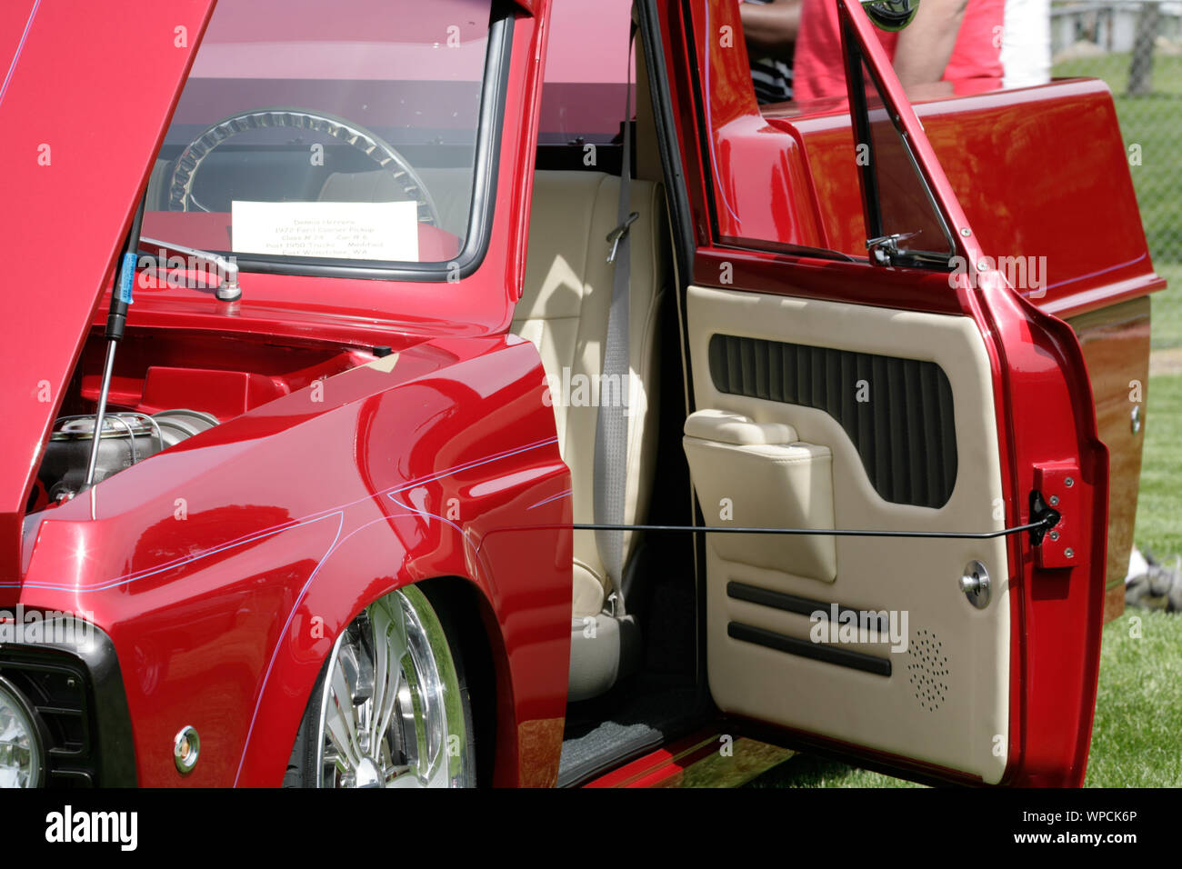 Durante una custom hot rod & antique car show questo veicolo è stato uno dei molti sul display che le persone erano in grado di vedere e chiedere dei proprietari delle domande. Foto Stock