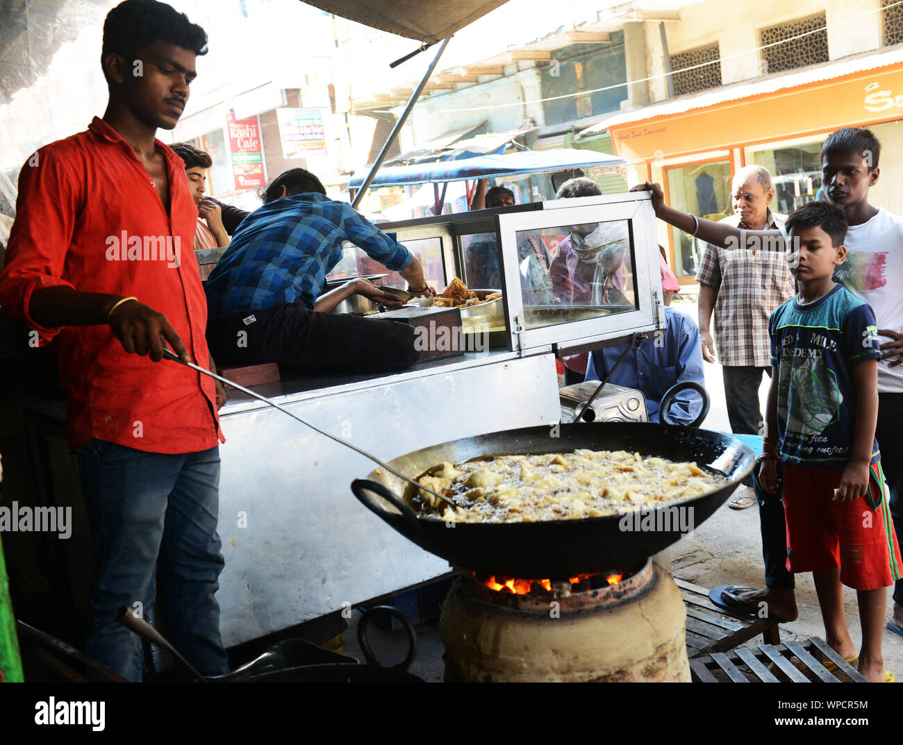 Friggere salato samosa presso un piccolo negozio di tè a Varanasi (India). Foto Stock