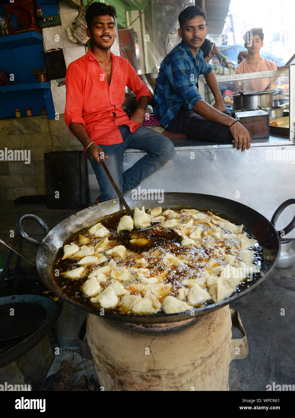 Friggere salato samosa presso un piccolo negozio di tè a Varanasi (India). Foto Stock