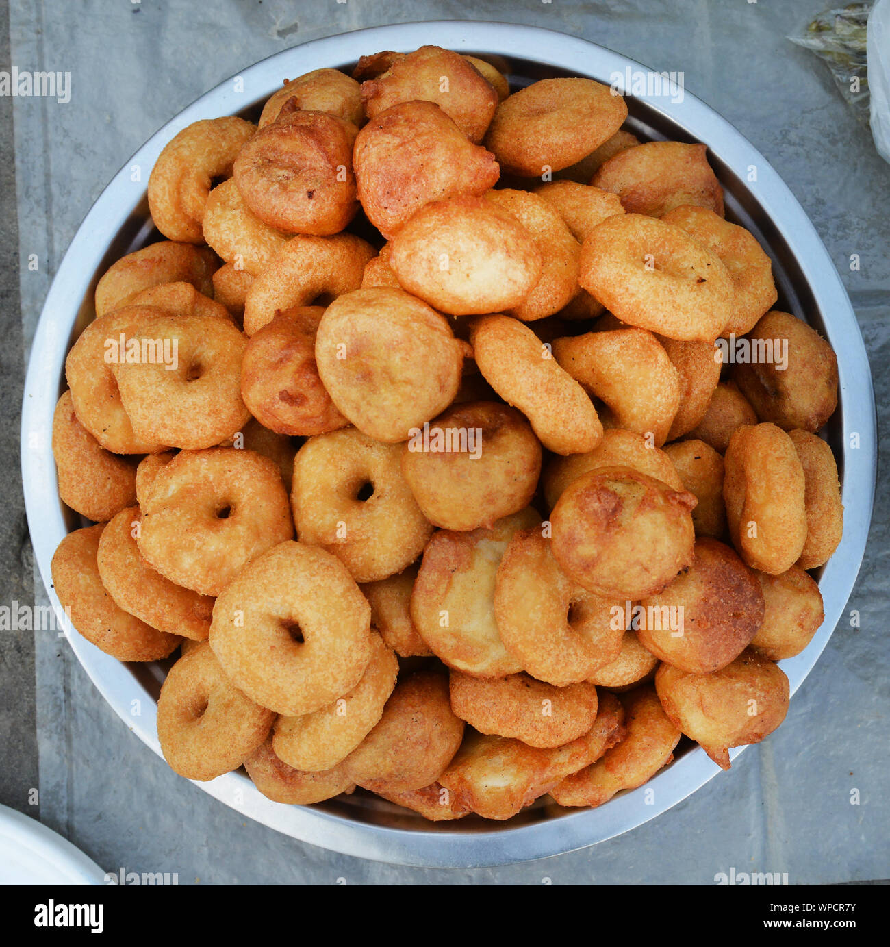 Medu Vada è un popolare sud indiane snack. Foto Stock
