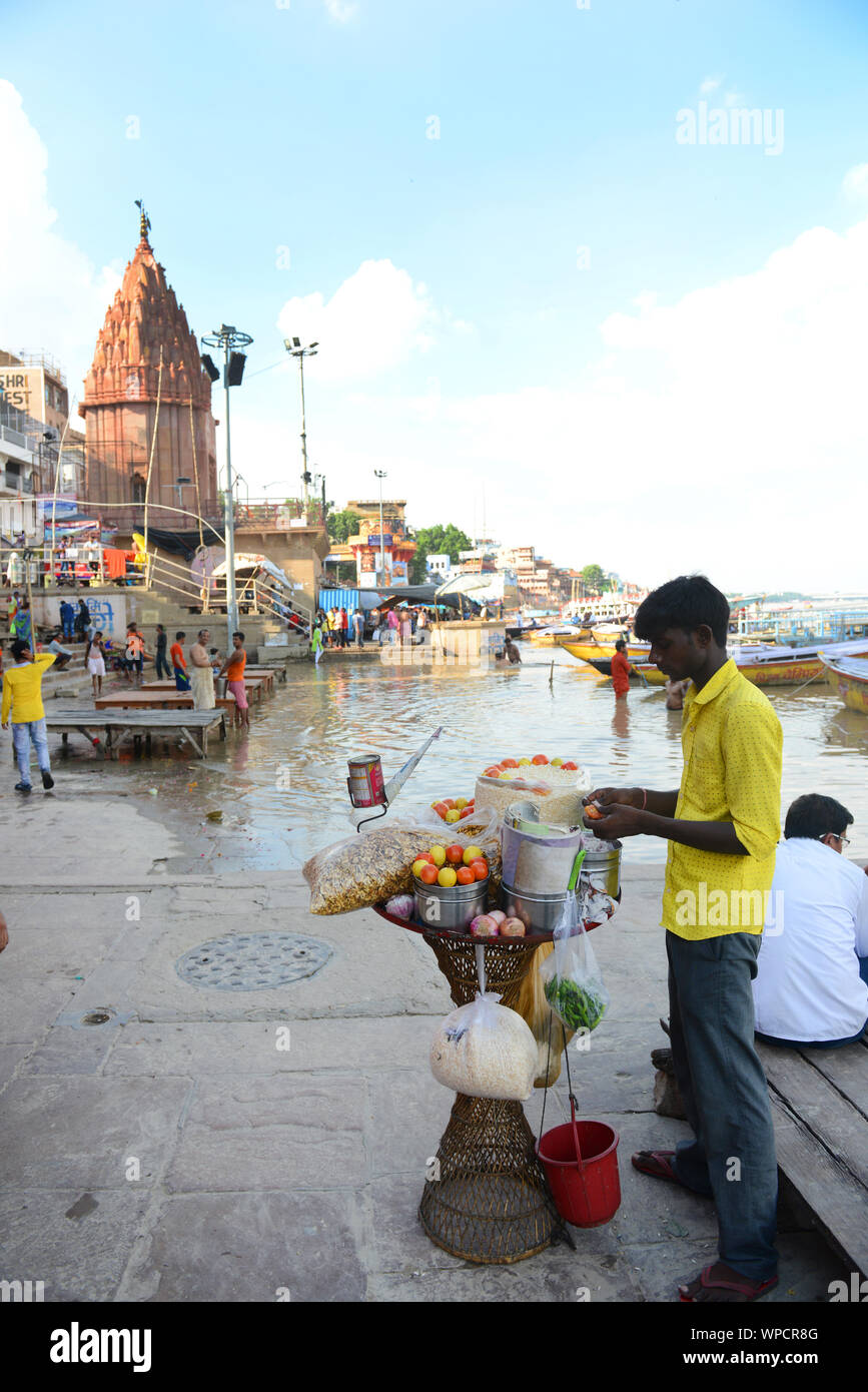 Un fornitore Chaat sul Ghats di Varanasi (India). Foto Stock