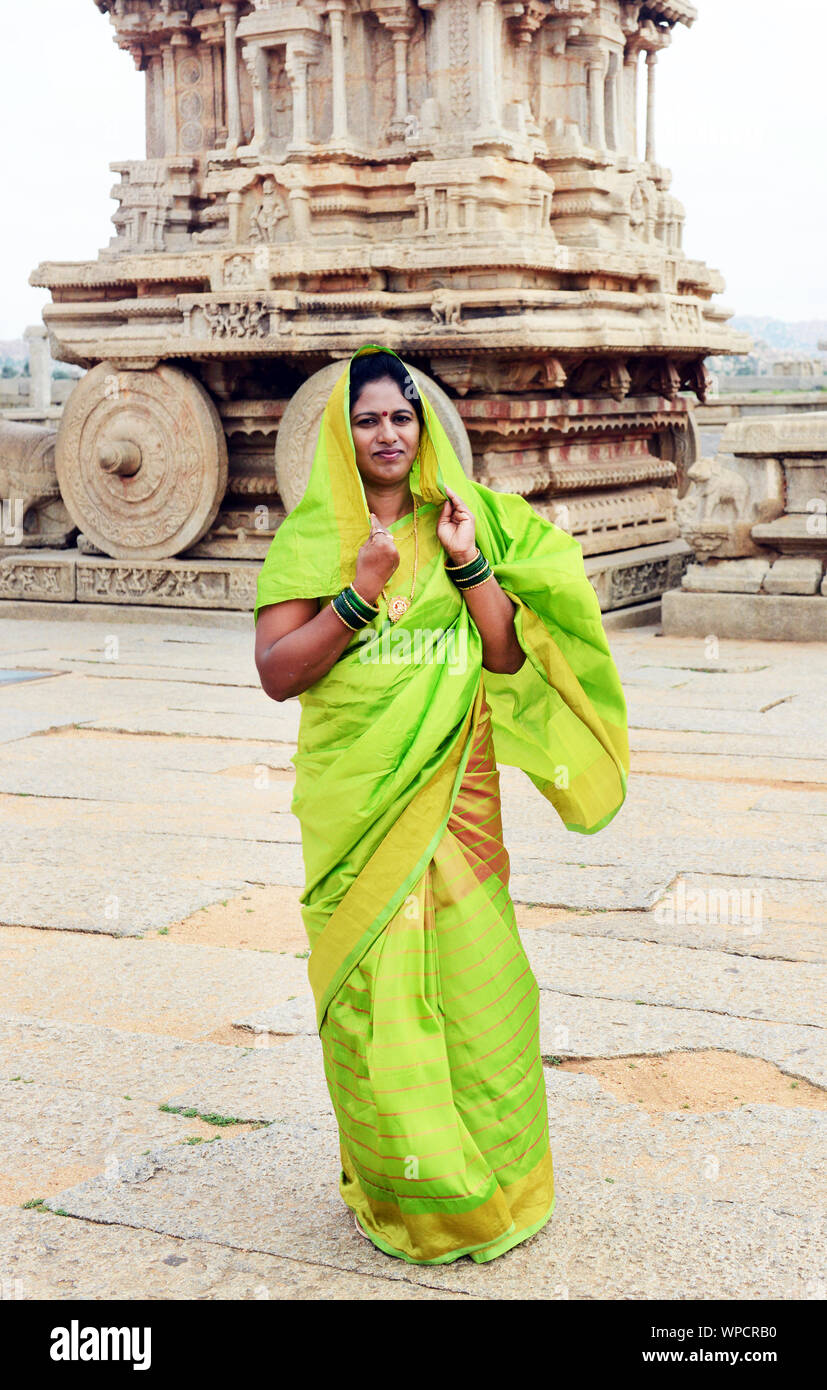 Un sorridente donna indiana in Hampi. Foto Stock