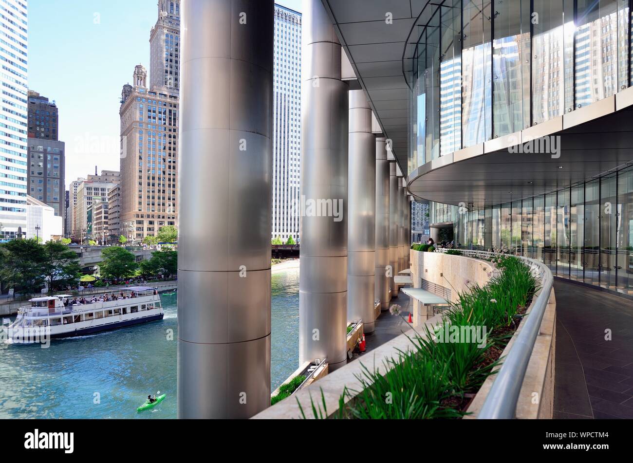 Chicago, Illinois, Stati Uniti d'America. Una vista del traffico sul Fiume di Chicago come visto da un fiume a piedi lungo la base della Trump Tower. Foto Stock