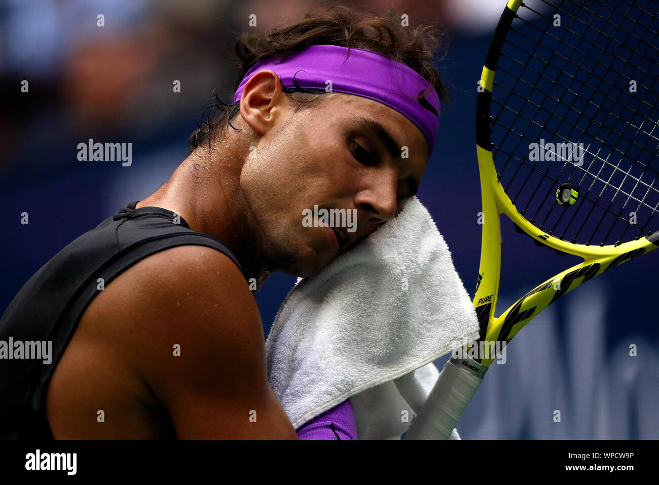 New York, Stati Uniti. 08 Sep, 2019. Flushing Meadows, New York, Stati Uniti - 8 settembre, 2019. Rafael Nadal di Spagna asciugamani off durante la sua partita contro il russo Daniil Medvedev negli uomini finale agli US Open di oggi. Nadal ha vinto la partita in cinque set per catturare il suo quarto US Open titolo. Credito: Adam Stoltman/Alamy Live News Foto Stock