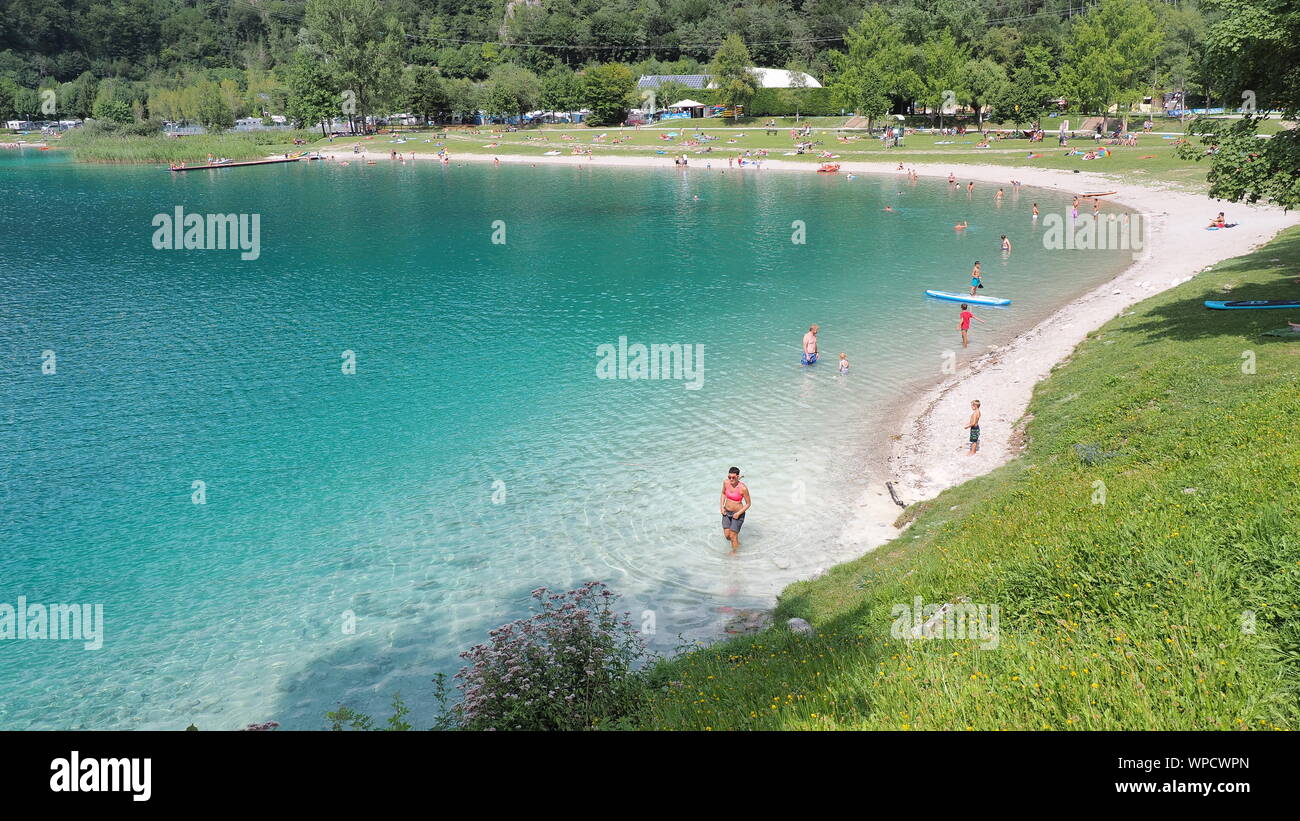 La Valle di Ledro, Italia. Il lago di Ledro e le sue spiagge. Un naturale lago alpino. Incredibile turchese, colori verde e blu. Alpi italiane. Italia Foto Stock