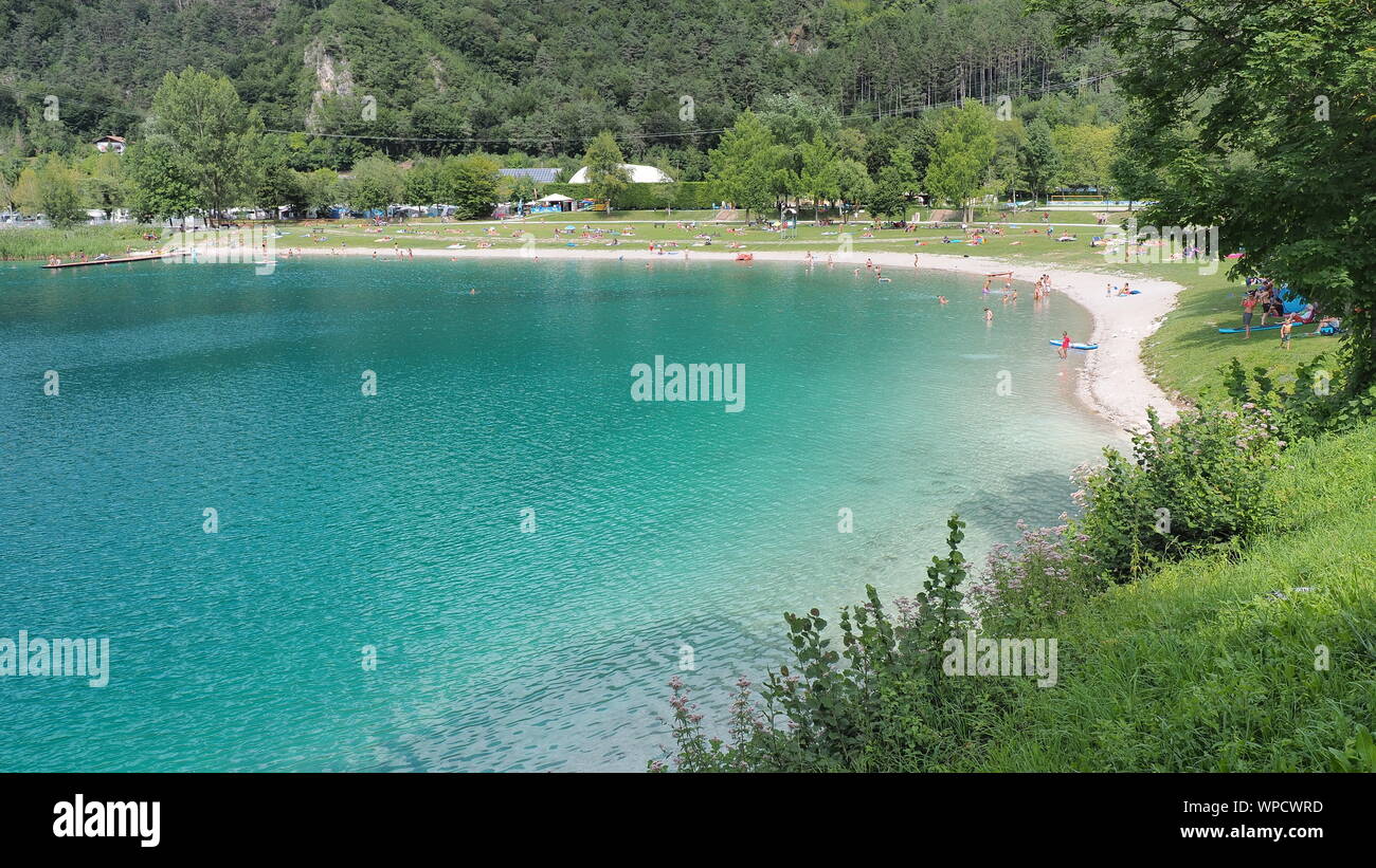 La Valle di Ledro, Italia. Il lago di Ledro e le sue spiagge. Un naturale lago alpino. Incredibile turchese, colori verde e blu. Alpi italiane. Italia Foto Stock