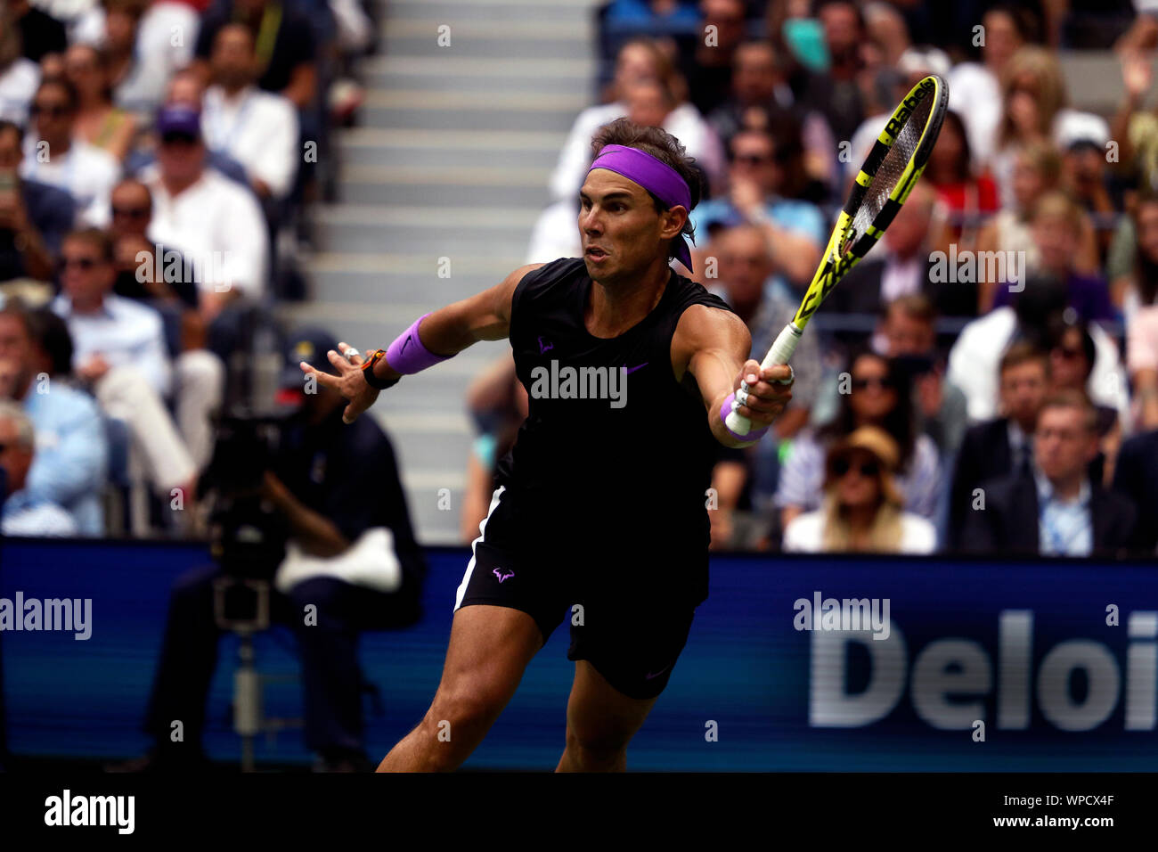 New York, Stati Uniti. 08 Sep, 2019. Flushing Meadows, New York, Stati Uniti - 8 settembre, 2019. Rafael Nadal di Spagna in azione durante la sua vittoria su Daniil Medvedev negli uomini finale agli US Open di oggi. Nadal ha vinto in cinque set per catturare il suo quarto US Open titolo. Credito: Adam Stoltman/Alamy Live News Foto Stock