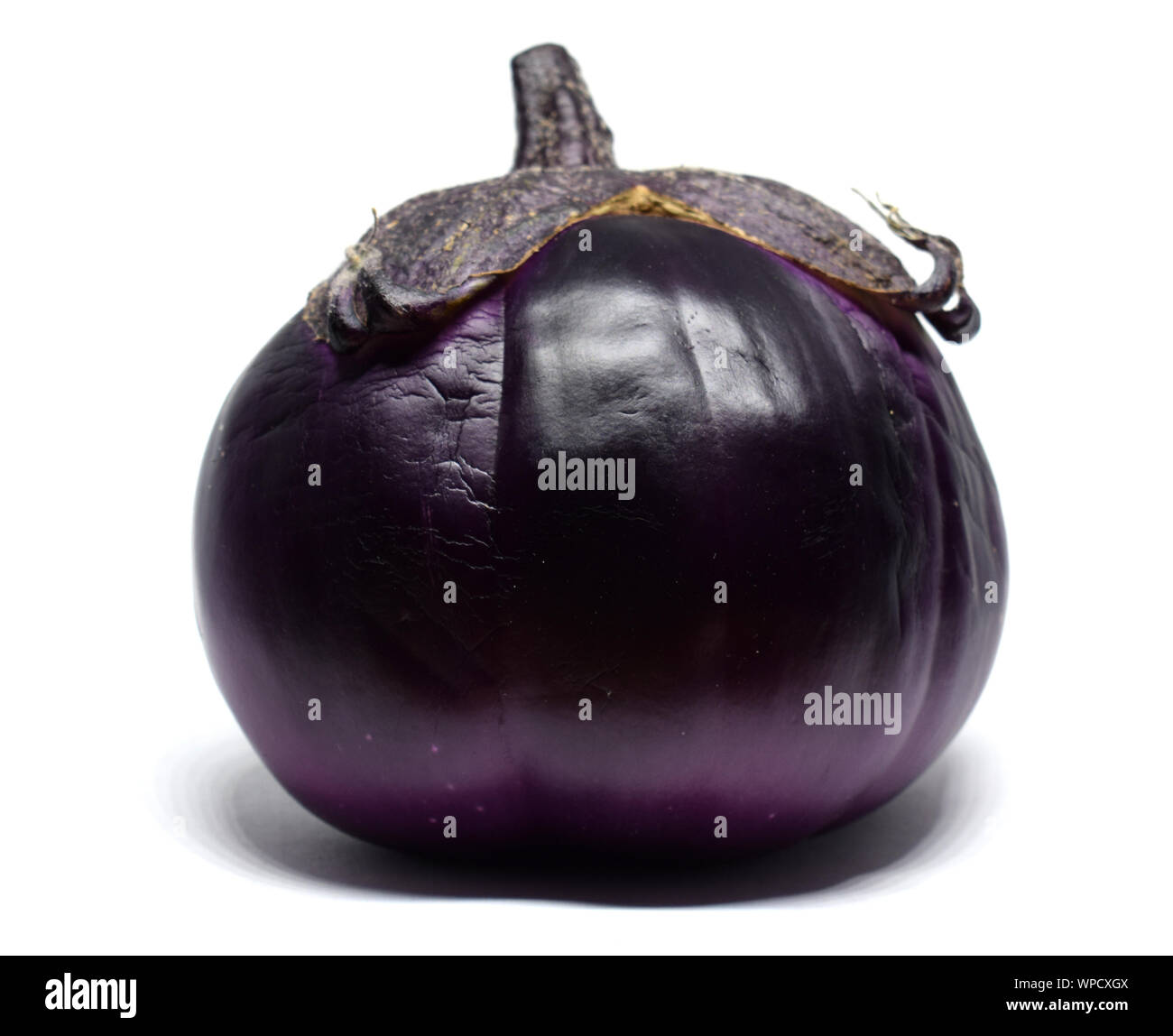 La melanzana isolato con percorso di clipping su uno sfondo bianco. Melanzana fresca di close-up. Foto Stock