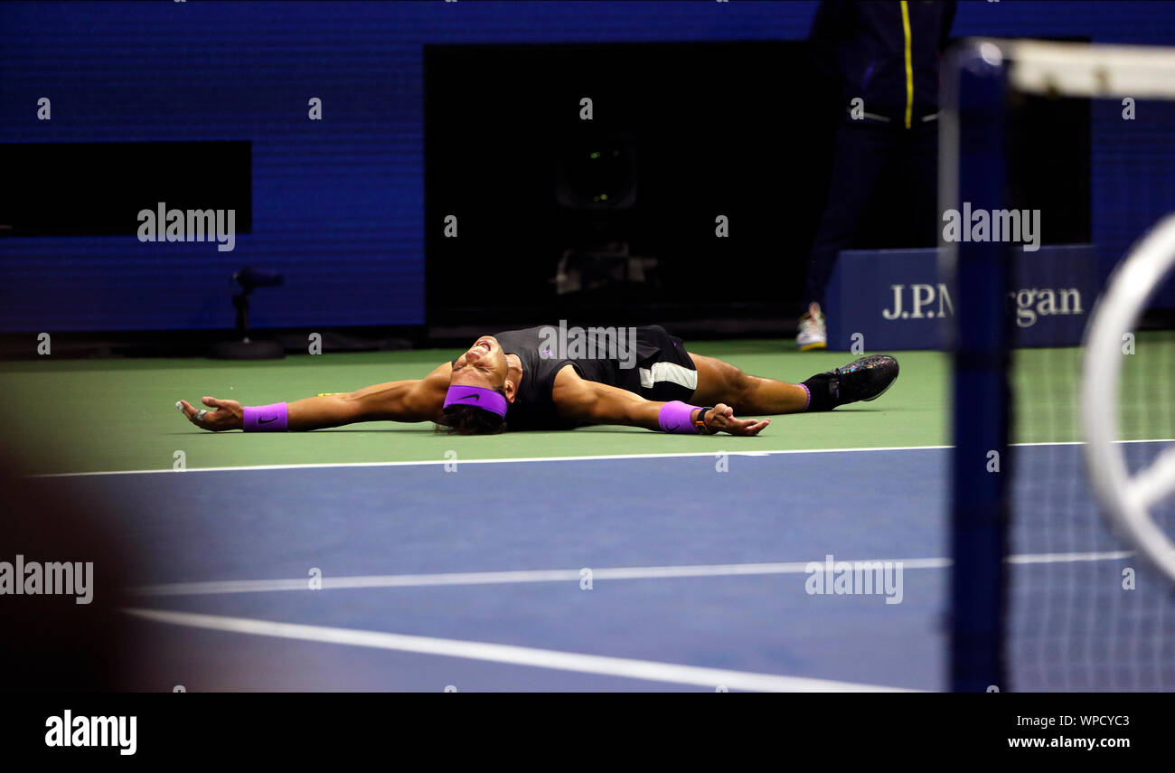 New York, Stati Uniti. 08 Sep, 2019. Flushing Meadows, New York, Stati Uniti - 8 settembre, 2019. Rafael Nadal di Spagna cade a terra ed esulta dopo aver sconfitto il russo Daniil Medvedev in uomini della finale a vincere gli US Open di oggi. Credito: Adam Stoltman/Alamy Live News Foto Stock