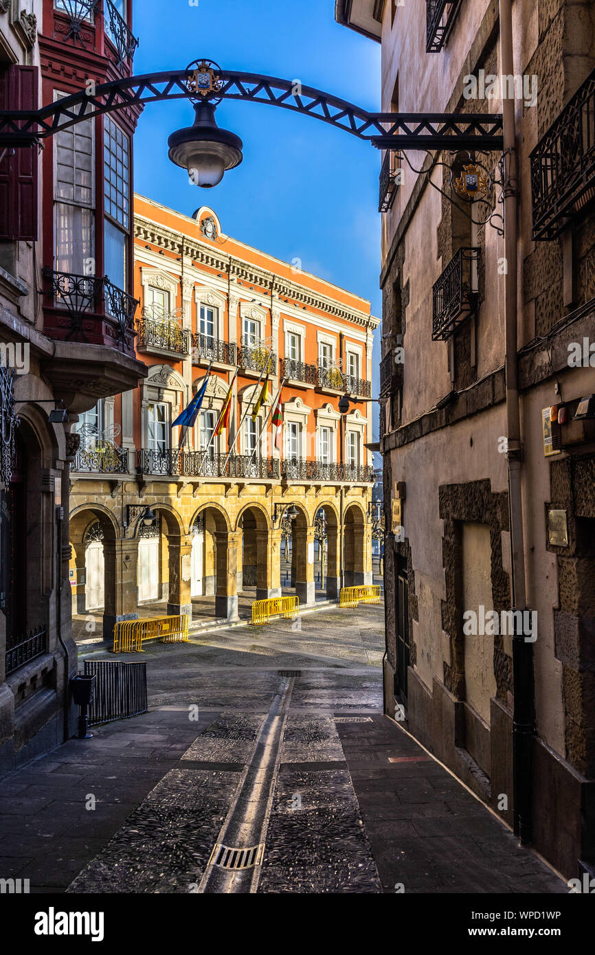 Una strada di Portugalete centro storico che conduce al municipio. Portugalete è una piccola cittadina vicino a Bilbao, Paesi Baschi Foto Stock